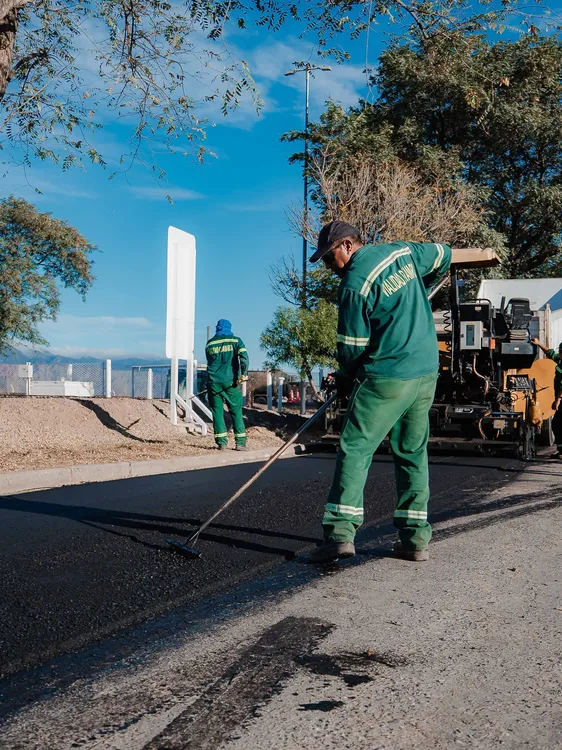 Vialidad Provincial trabaja en mejoras en el acceso al Aeropuerto Felipe Varela (2)