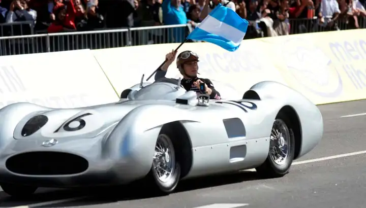 franco-colapinto-y-el-auto-de-fangio-2227936