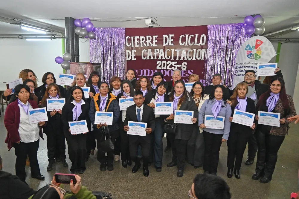 28 cuidadores de adultos mayores finalizaron su capacitación 1