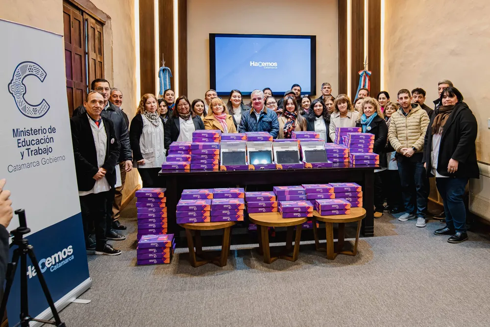 El Gobierno entregó tablets a escuelas para fortalecer la alfabetización (1)
